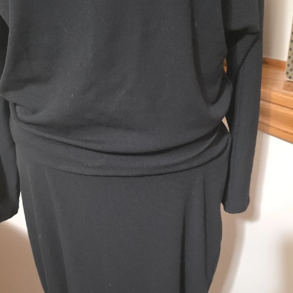 Elegant Black Off-Shoulder Dress - Picture 3 of 8